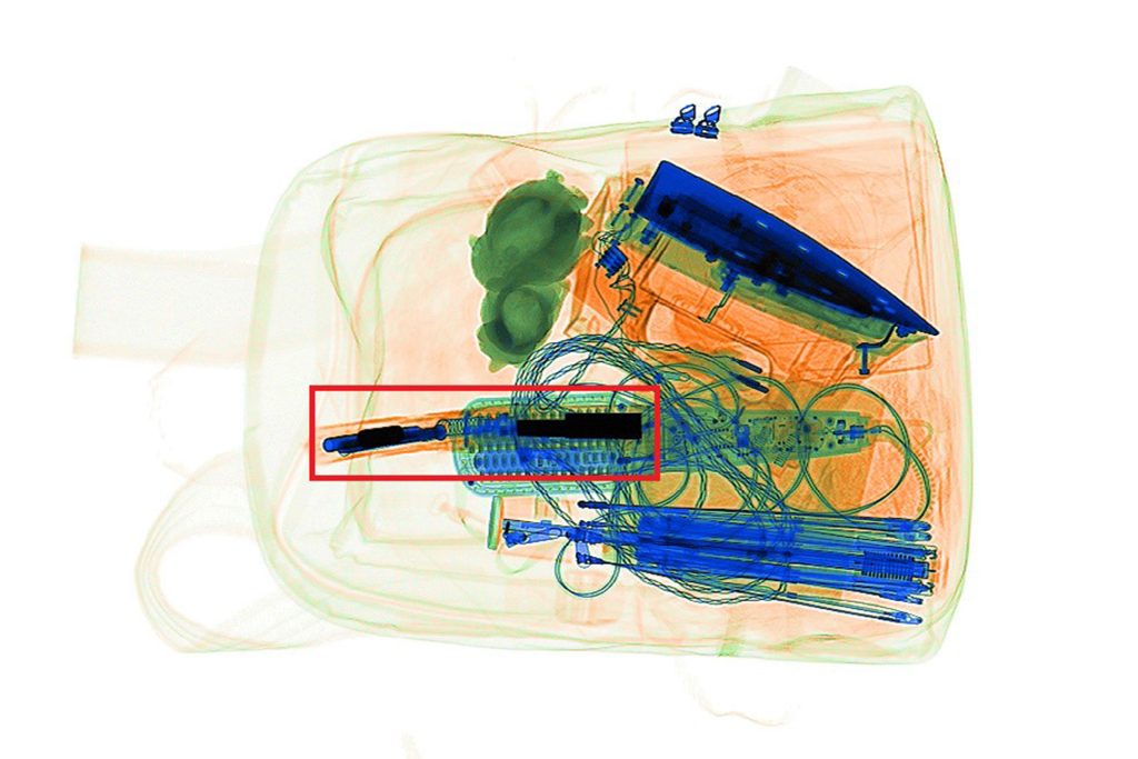 Inhalte eines Reisegepäcks sichtbargemacht durch Röntgenstrahlung bei der Sicherheitskontrolle am Flughafen. 