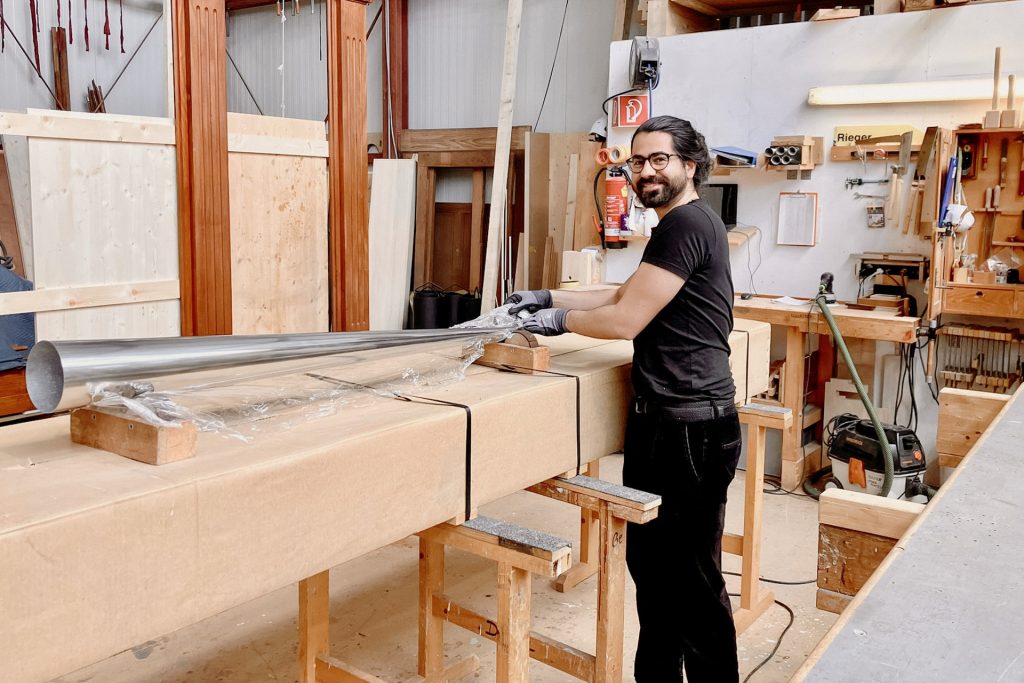 Mauricio Silva Orendain in der Werkstatt beim Bau der Pfeifen für seine experimentelle Orgel. 