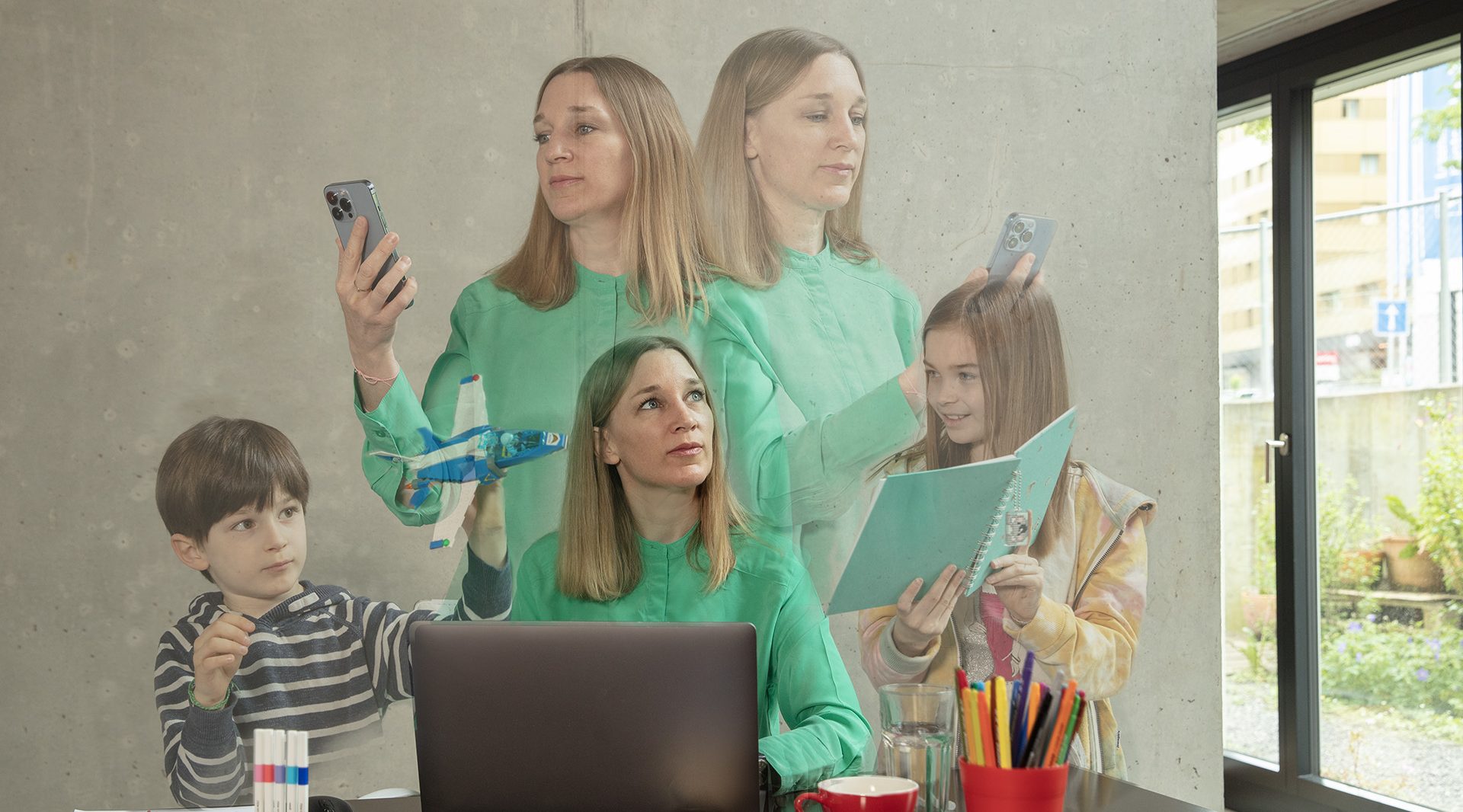Bildmontage von einer Frau am Laptop , die Multitasking verschiedene Aufgaben parallel erledigt.
