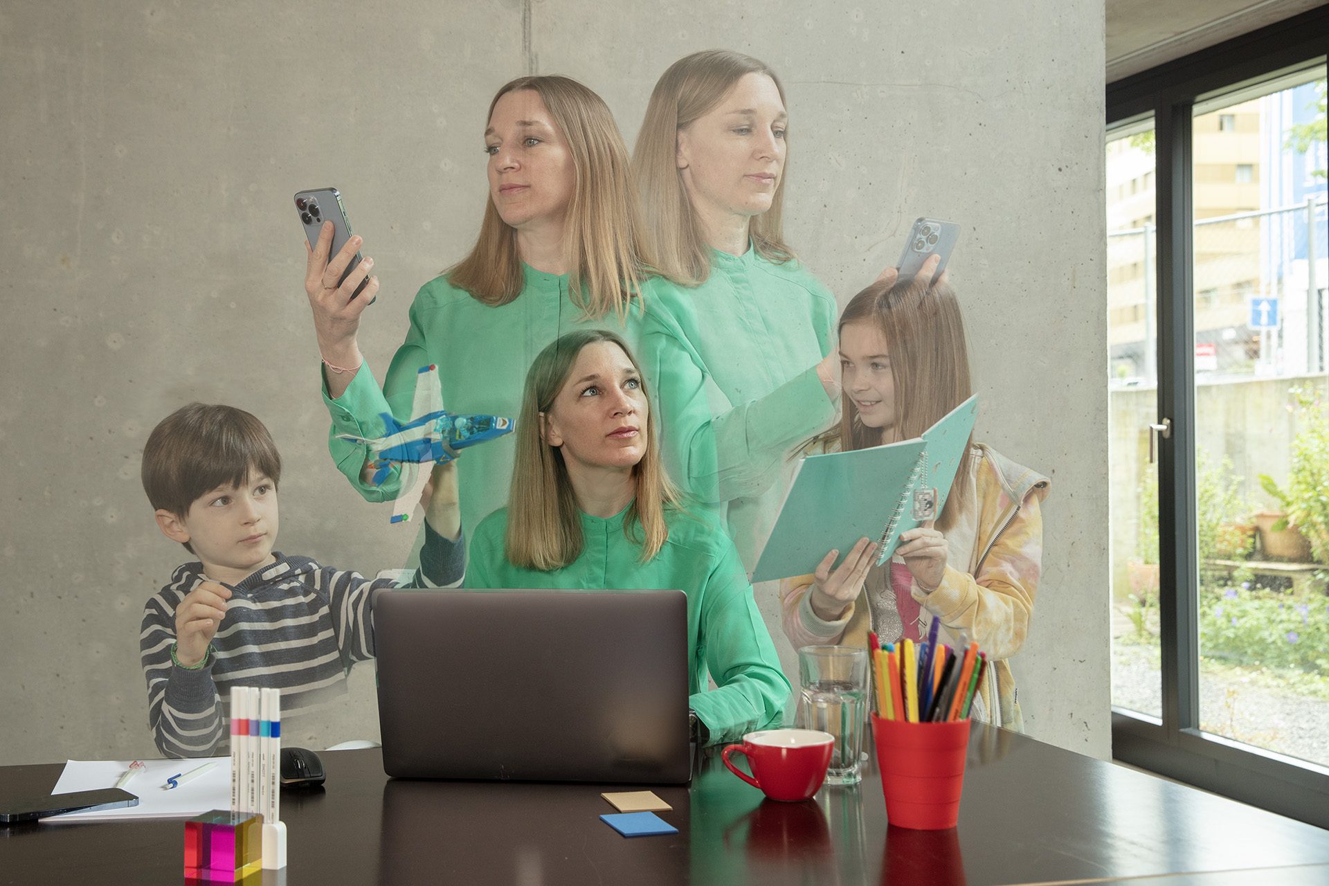 Bildmontage von einer Frau am Laptop , die Multitasking verschiedene Aufgaben parallel erledigt.