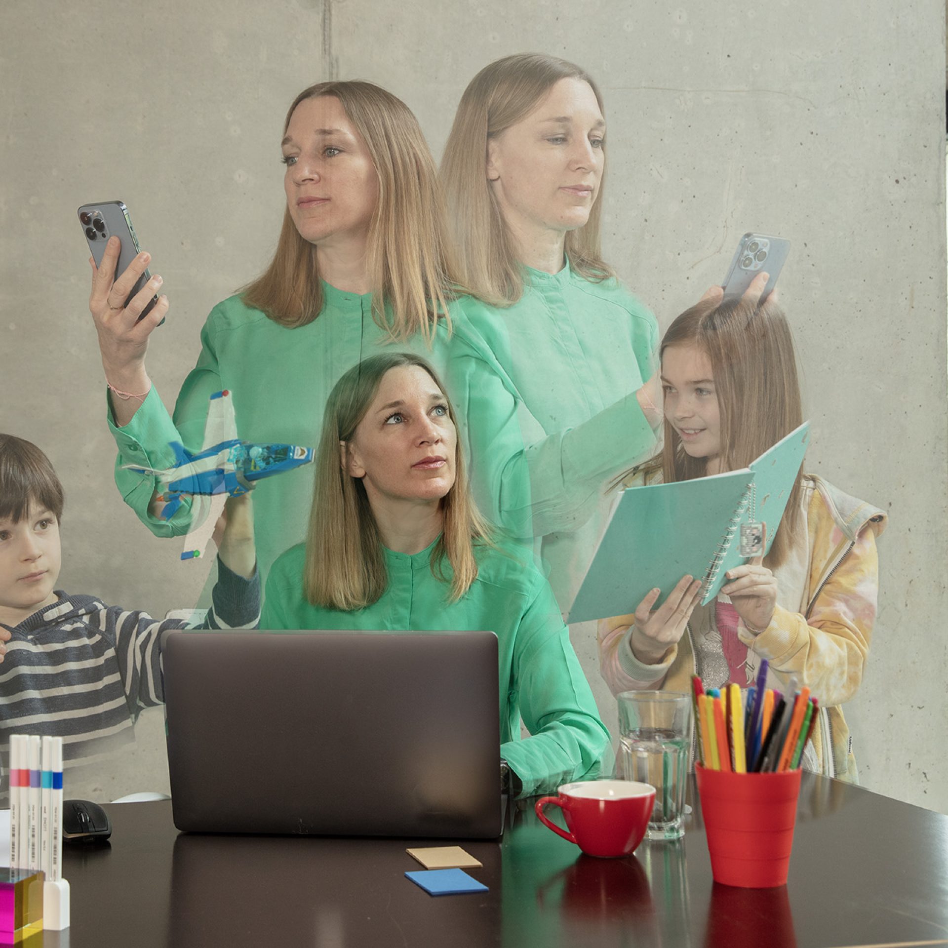 Bildmontage von einer Frau am Laptop , die Multitasking verschiedene Aufgaben parallel erledigt.