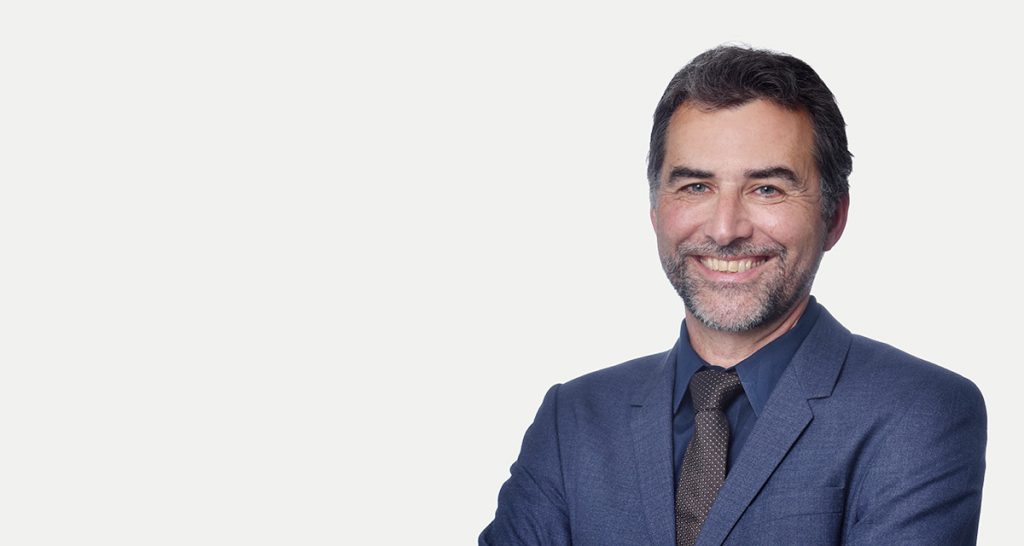 Porträtfoto von Andreas Krause mit neutralem Hintergrund.