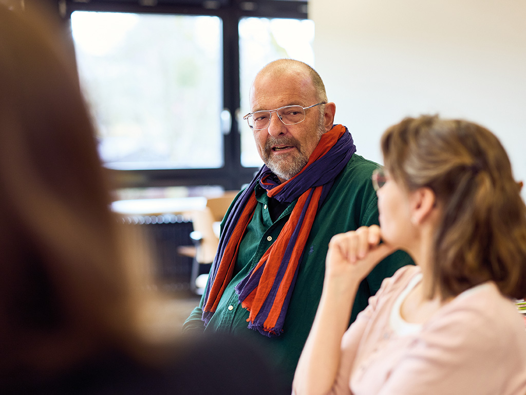 Die Co-Schulleitende Tom Sager und Eveline Burkhardt (Mitte) von der Oberstufe Kreisschule Chestenberg.