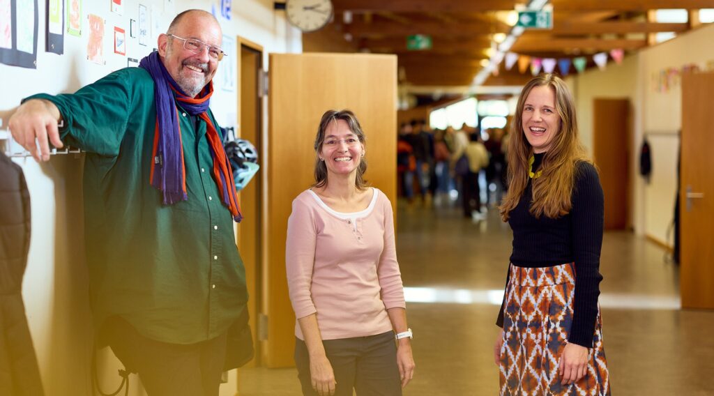Die Co-Schulleitenden Tom Sager und Eveline Burkhardt sowie Simone Frey, Konfliktberaterin der FHNW, lachen in die Kamera.