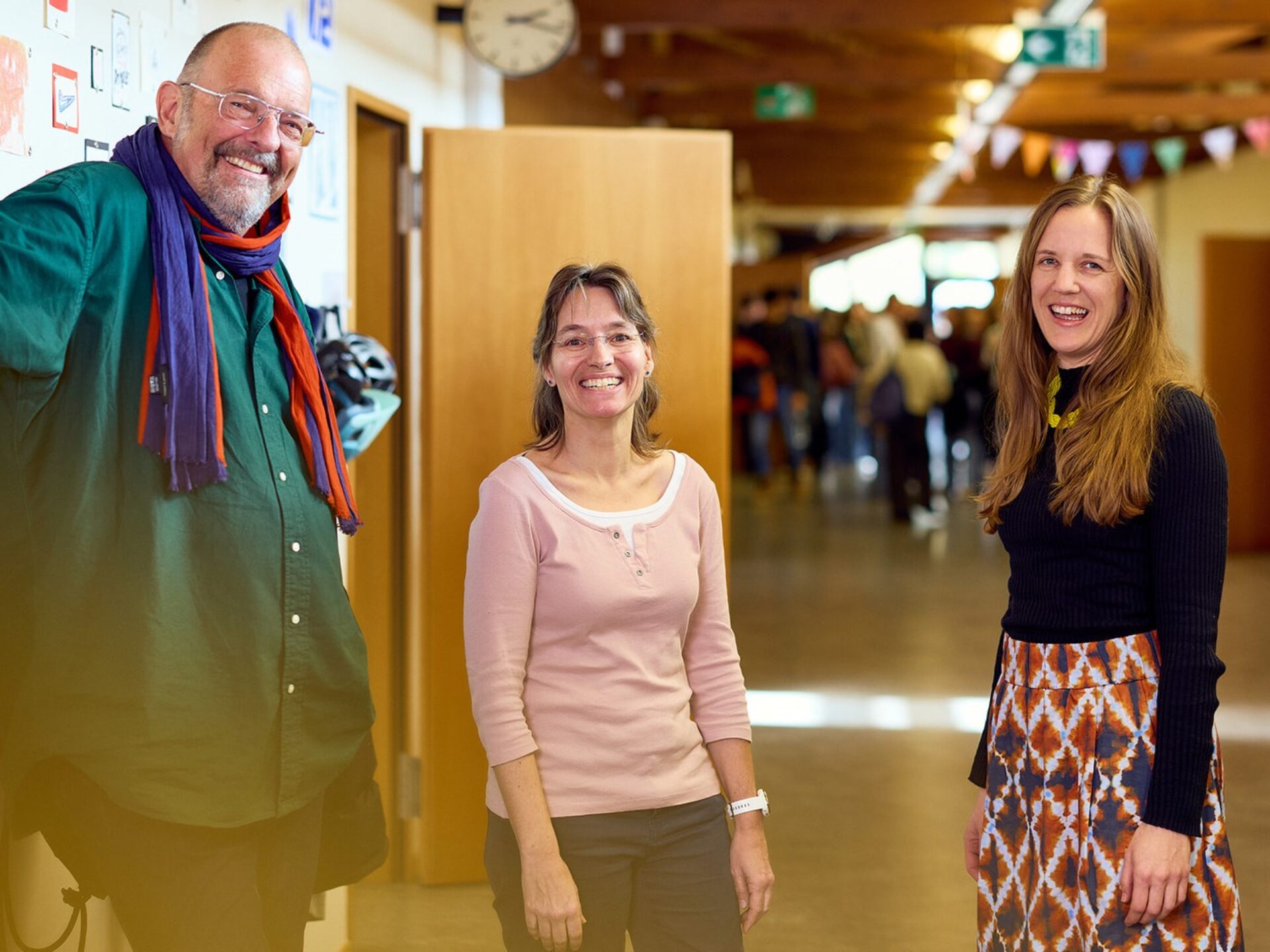Die Co-Schulleitenden Tom Sager und Eveline Burkhardt sowie Simone Frey, Konfliktberaterin der FHNW, lachen in die Kamera.