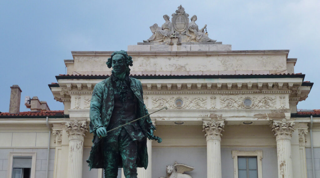 Statue von Giuseppe Tartini vor einem historischen Gebäude in der slowenischen Stadt Piran