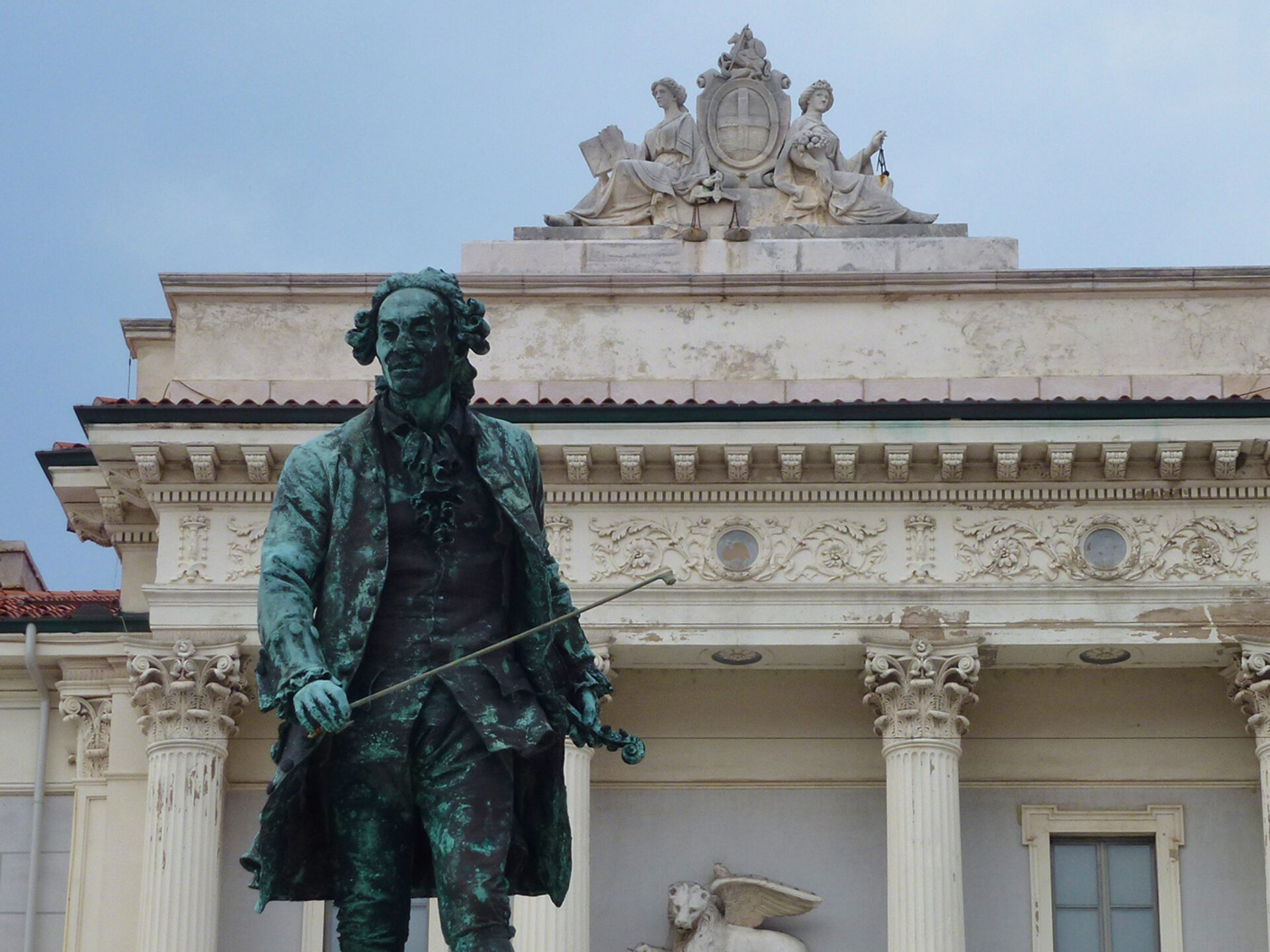 Statue von Giuseppe Tartini vor einem historischen Gebäude in der slowenischen Stadt Piran