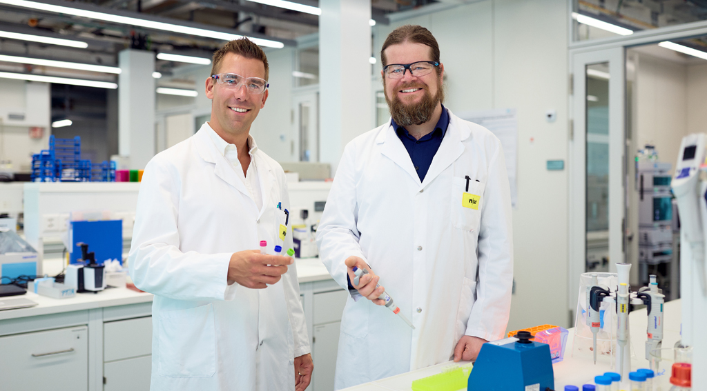 Prof. Dr. Stefan Gaugler und Dr. Severin Weis bei der Arbeit