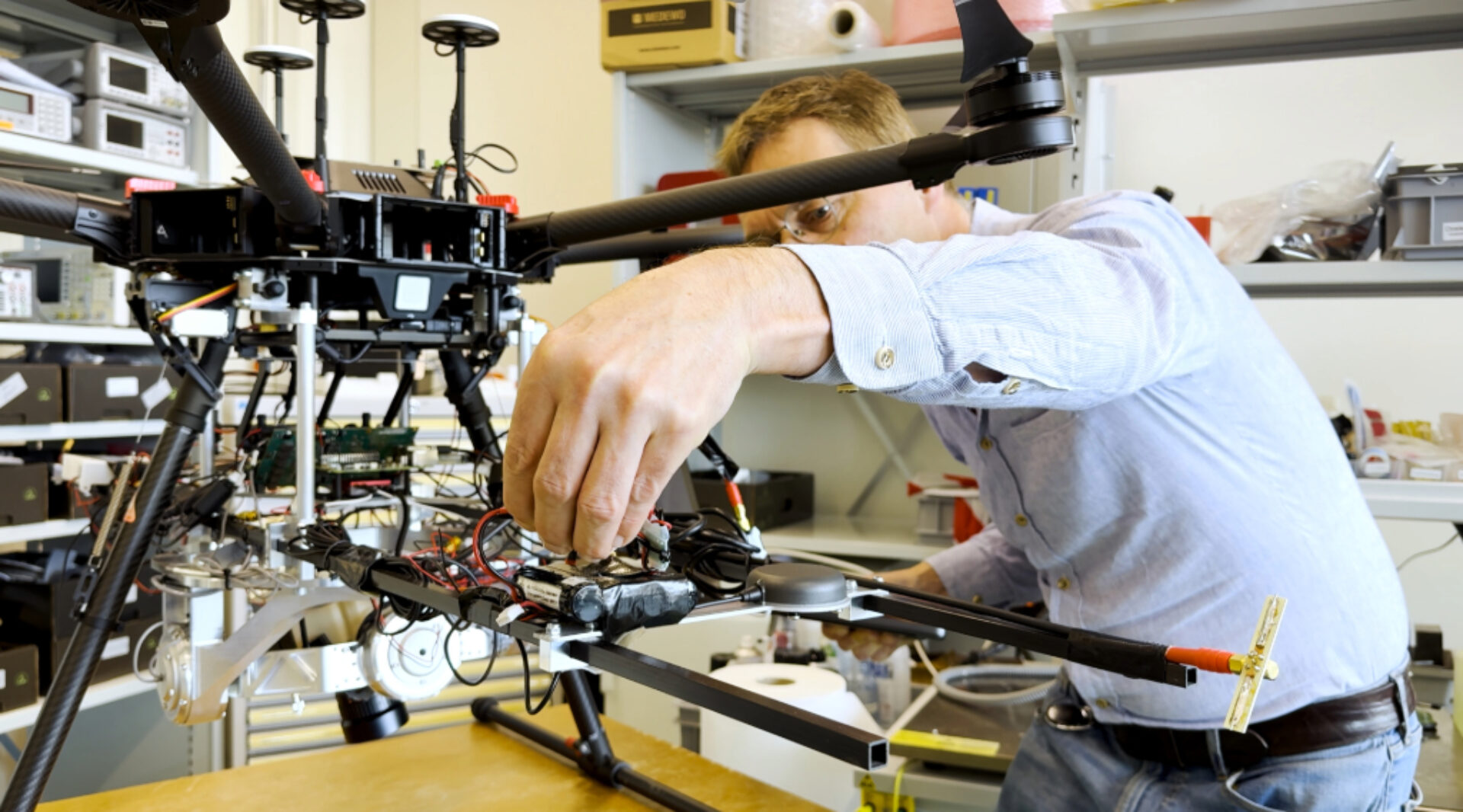 Christoph Wildfeuer arbeitet im Labor an der Drohne.