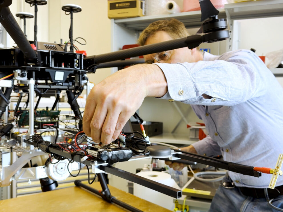 Christoph Wildfeuer arbeitet im Labor an der Drohne.