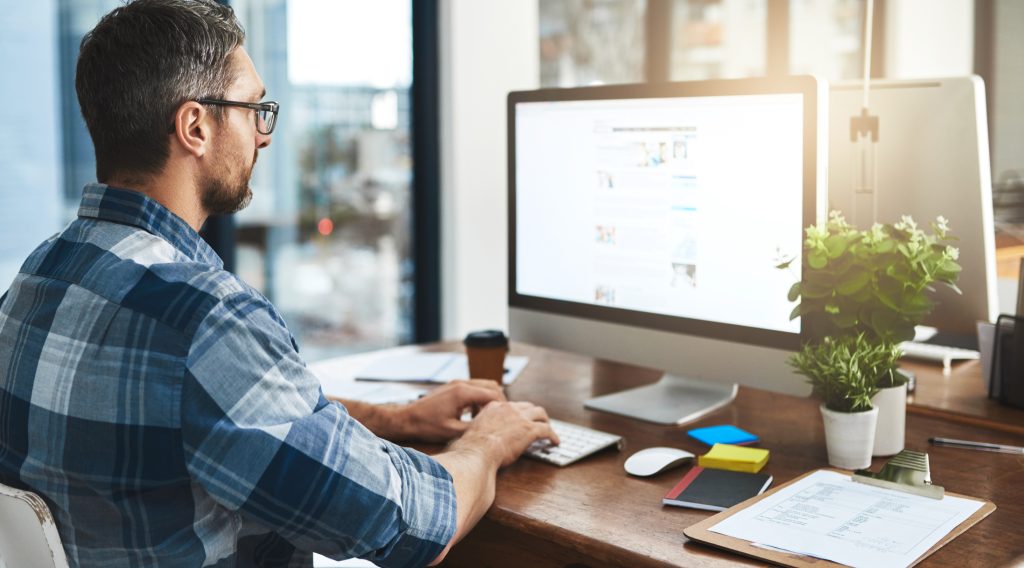 Ein Mann arbeitet an seinem Computer im Home Office