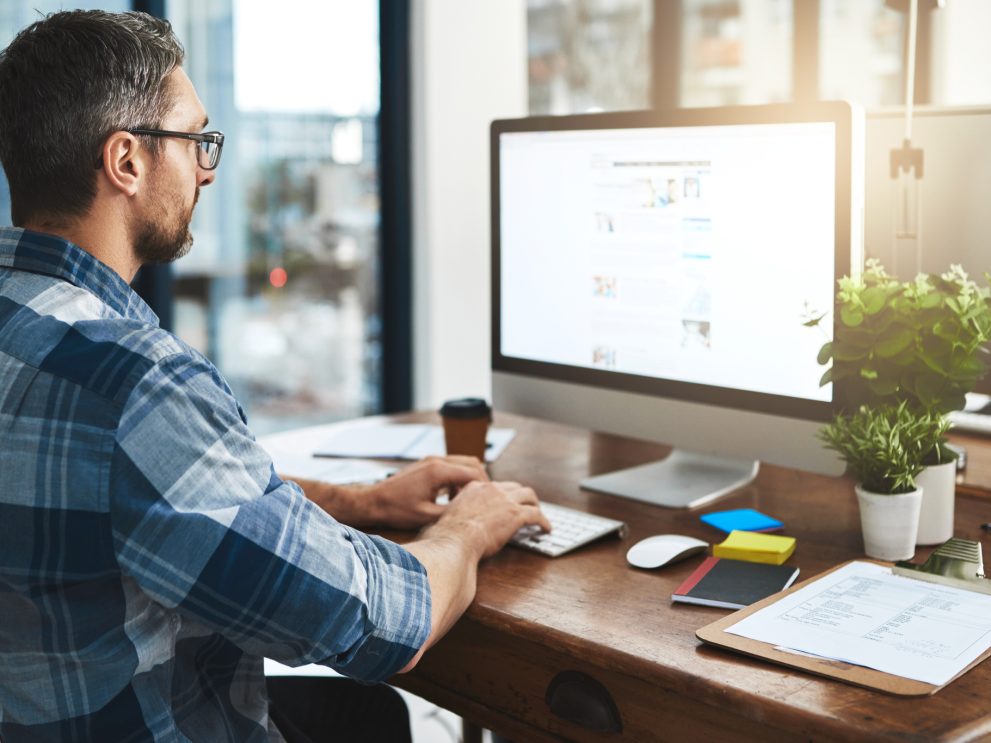 Ein Mann arbeitet an seinem Computer im Home Office